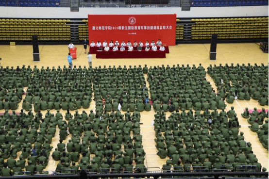 微信买球官方网站2025级本科新生军事训练结束